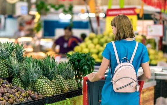 Miért népszerűbbek az önkiszolgáló kasszák a szupermarketekben, mint a kézi kassza?